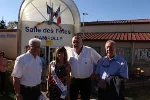 Concours Fromonval France avec la première dauphine miss pays d'Ornans devant la salle des fetes de mamirolles