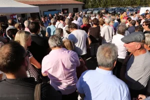 Concours Fromonval France des personnes devant la salle des fêtes de Mamirolles