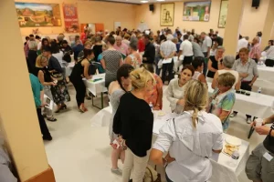 Concours Fromonval France vue générale du dessus du concours avec jury et dégustation