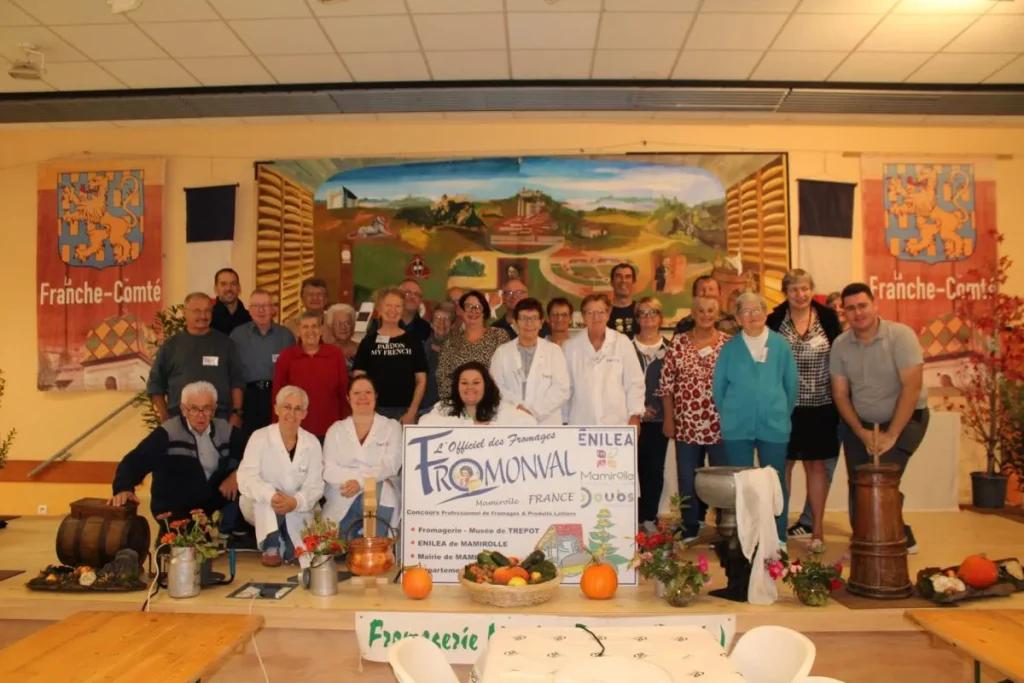 Organisateurs et bénévoles de FROMONVAL-France 2026 réunis dans la salle des fêtes de Mamirolle