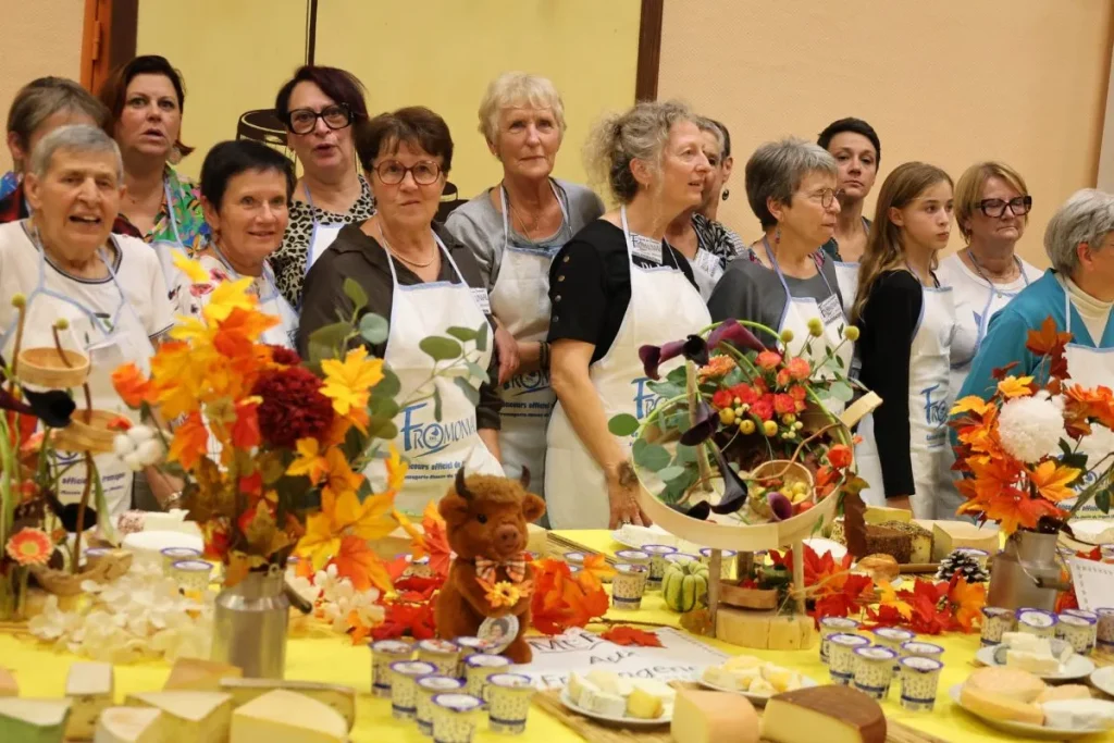 Serveuses et bénévoles de FROMONVAL-France 2026 derrière le buffet de fromages
