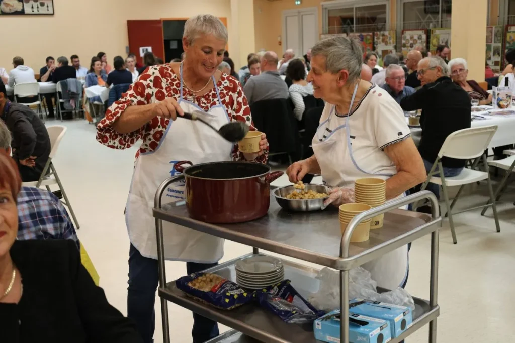 Service du velouté de cèpes lors de la soirée des juges de FROMONVAL-France 2026